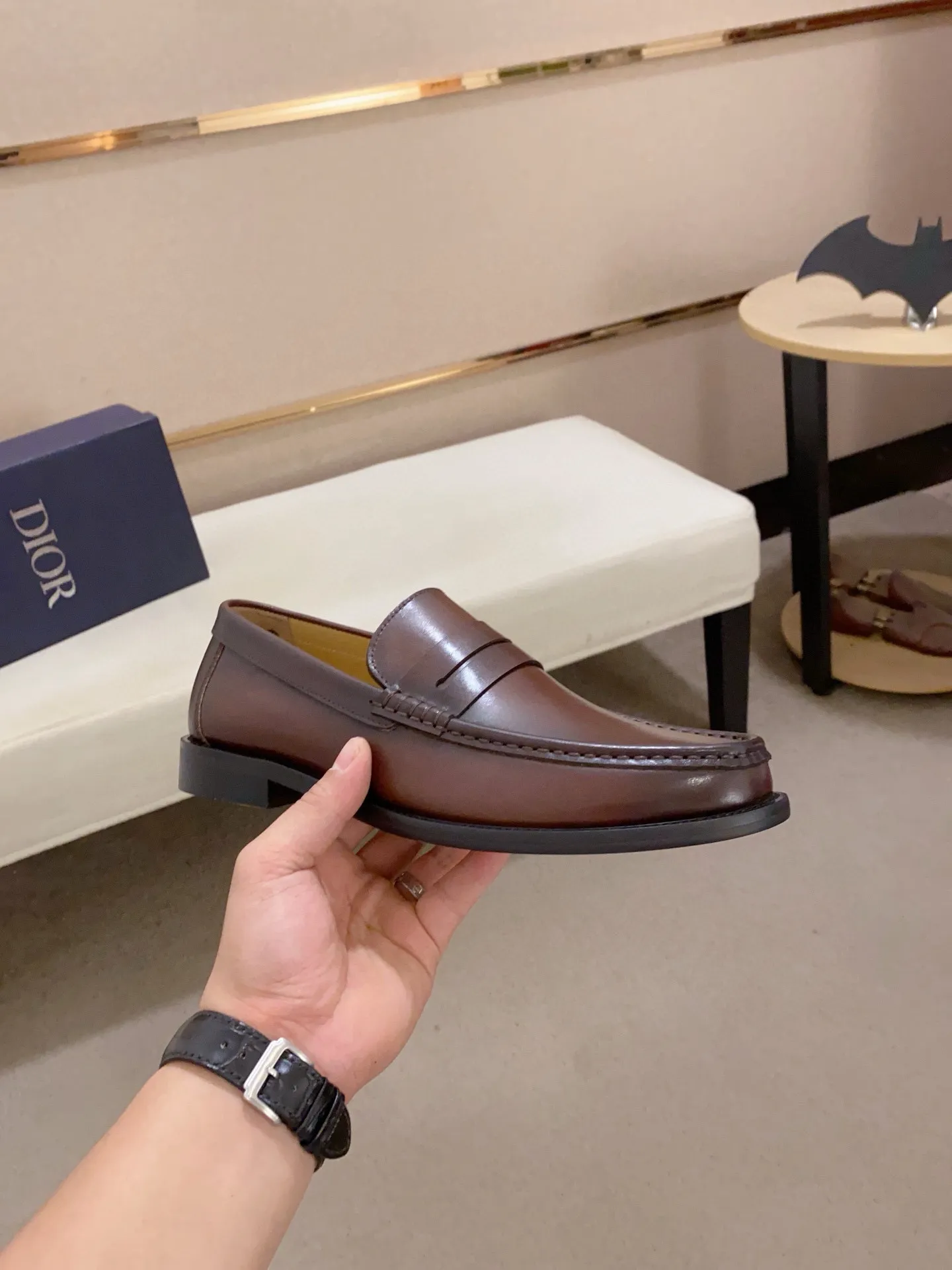 Factory price: 270 men's shoes 💰 High-end version of Dior Dior's new series. Famous actors and Internet celebrities wear super popular designs. They are designed with the sculptures of French artist Niki de Saint Phalle as rings. Material: Imported original material ➕Painted cowhide Foot pads: cowhide Outsole: Rubber outsole Men's shoe size: 38~44 Can be customized to size 45